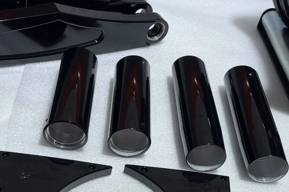 Tubes and brackets in gloss black