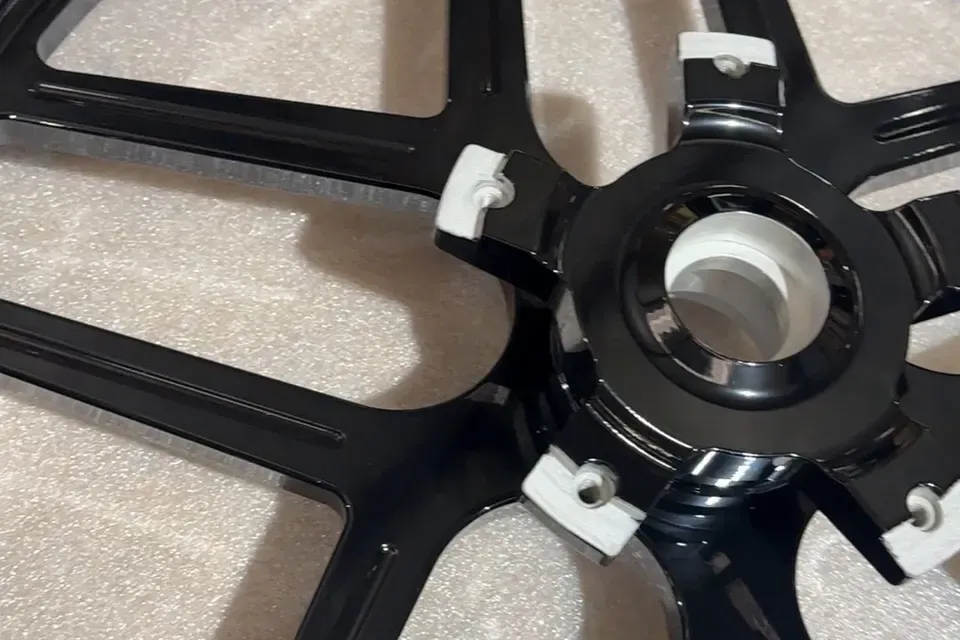 Wheel centre in gloss black